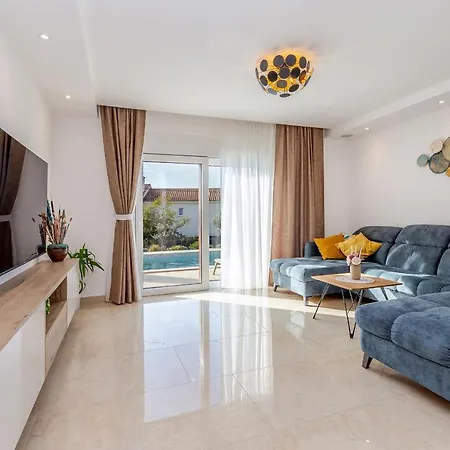 بيت للعطل House Andro Pinezići