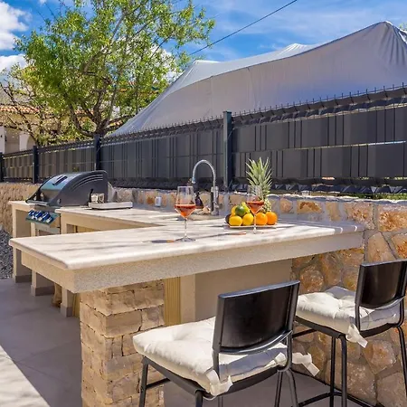 House Andro Semesterbostad *